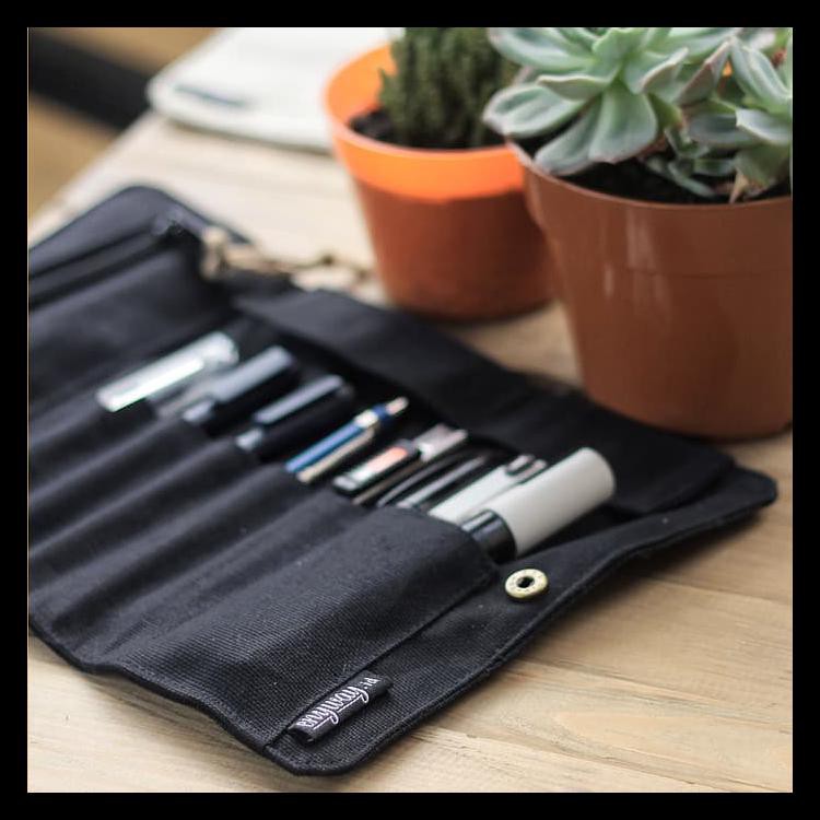 

TERBARU ROLL UP PENCIL CASE BLACK EDITION - PUTIH BARANG TERUPDATE