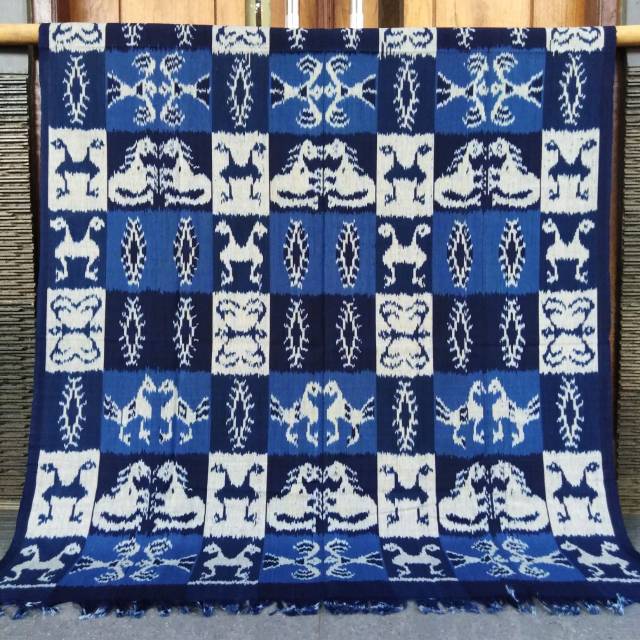 KAIN TENUN MOTIF HEWAN PURBA