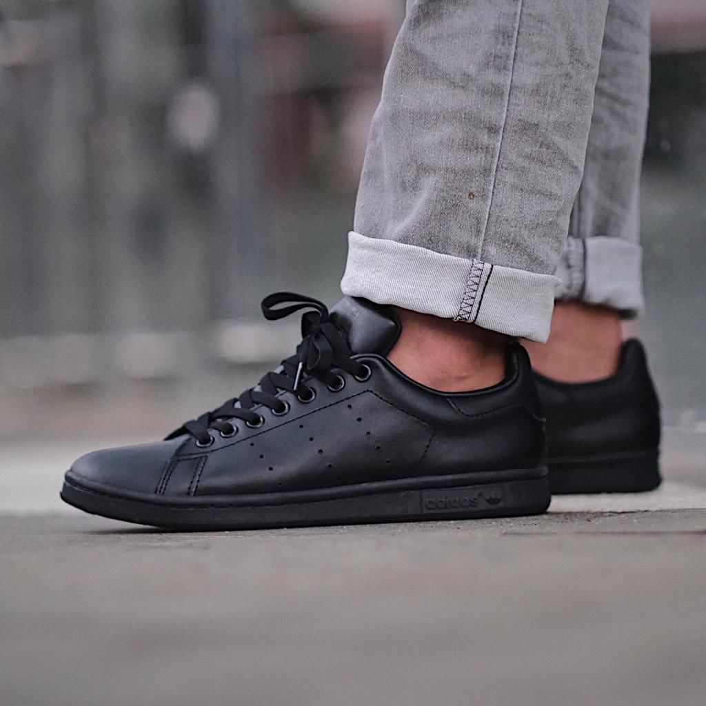 Sepatu hitam kantor / sekolah ADIDAS STANSMITH ALLBLACK ORIGINAL