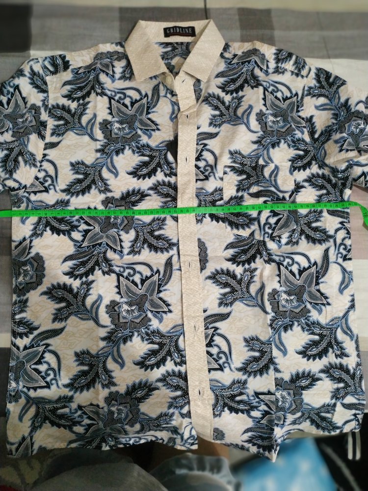 [gridline - R066 Cream Blue] Kemeja Batik Pria Katun Lengan Pendek Regular Krem Biru Pastel Simple