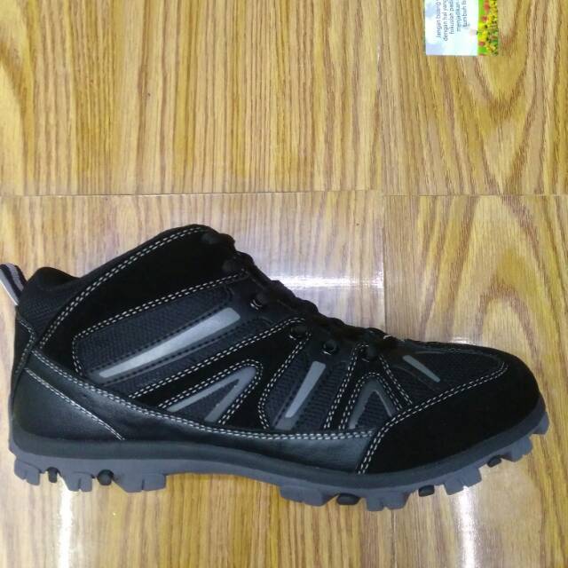 Sepatu sekolah hitam mustang.