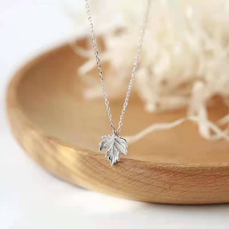 Kalung Rantai Klavikula Hias Liontin Daun Maple Warna Silver Gaya Korea Untuk Wanita