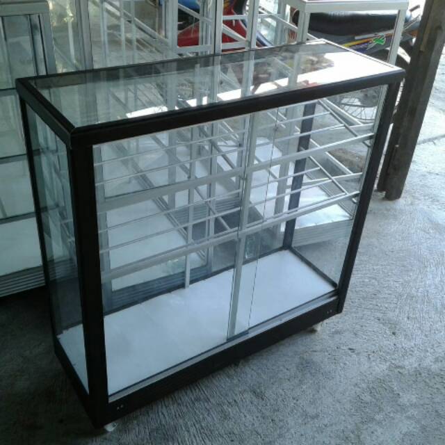 Etalase sepatu helm in