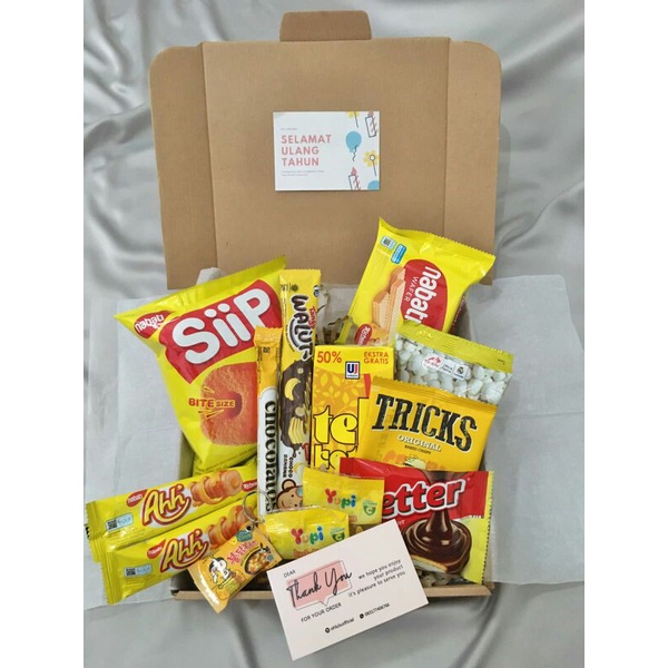 

SNACK BOX YELLOW/ HAMPERS/ GIFT BOX/ HADIAH ULANG TAHUN/ HADIAH WISUDA