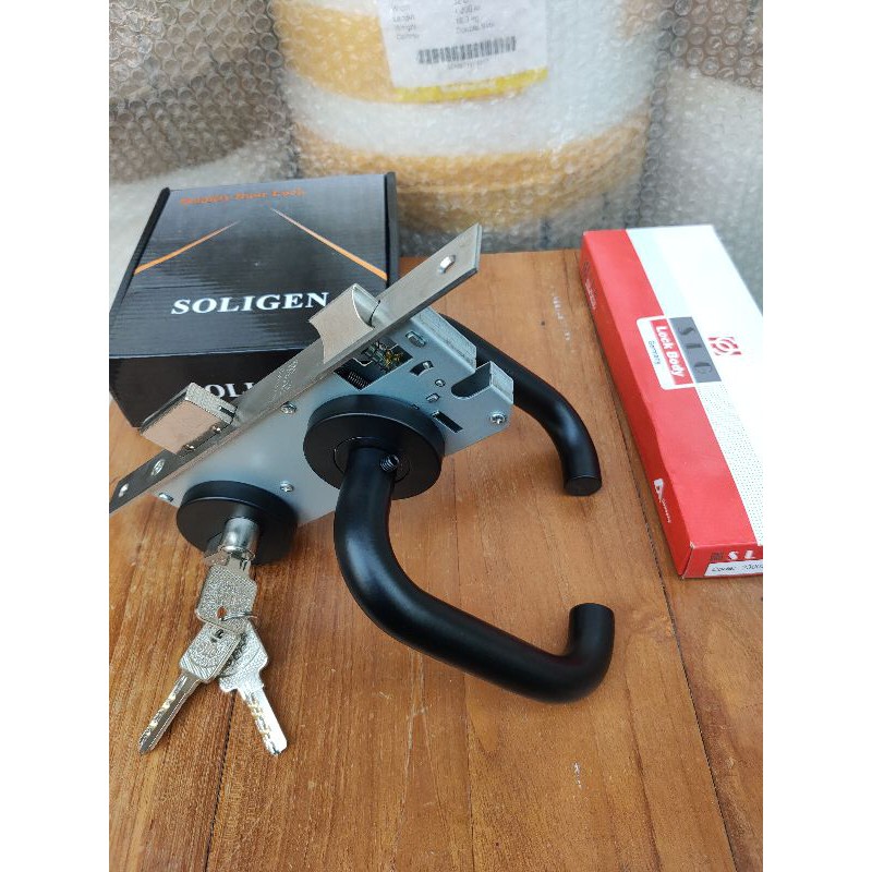 Laver handle atau gagang pintu merk Soligen