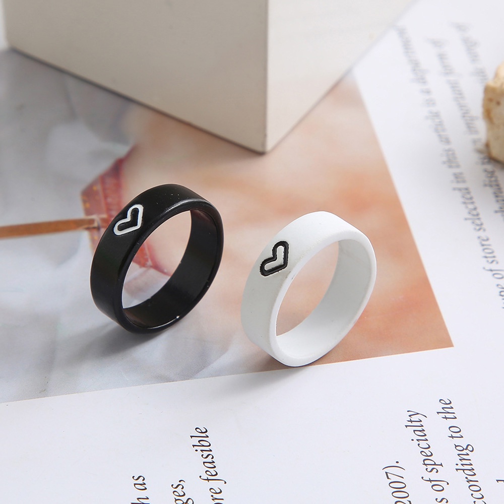 2pcs Cincin Desain Hati Warna Hitam Dan Putih Untuk Pria Dan Wanita