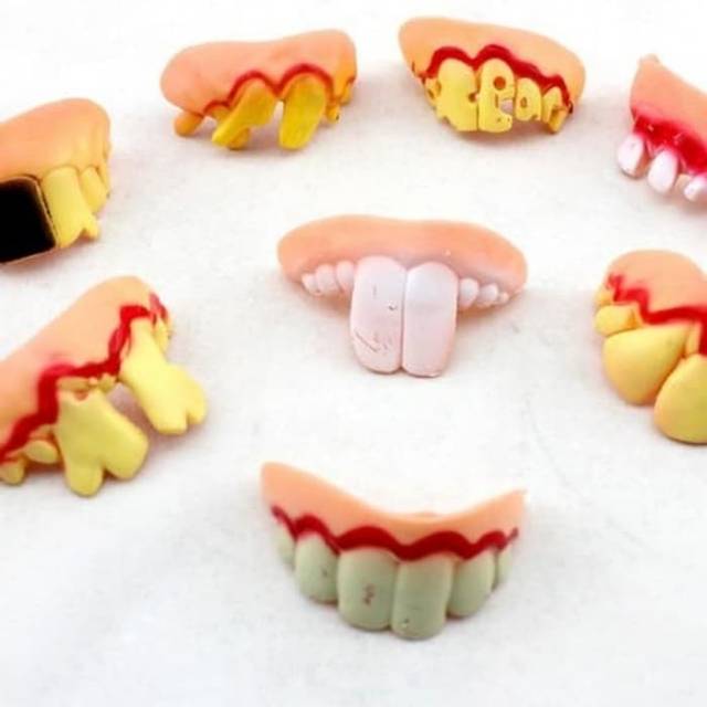 Alat sulap prank gigi palsu