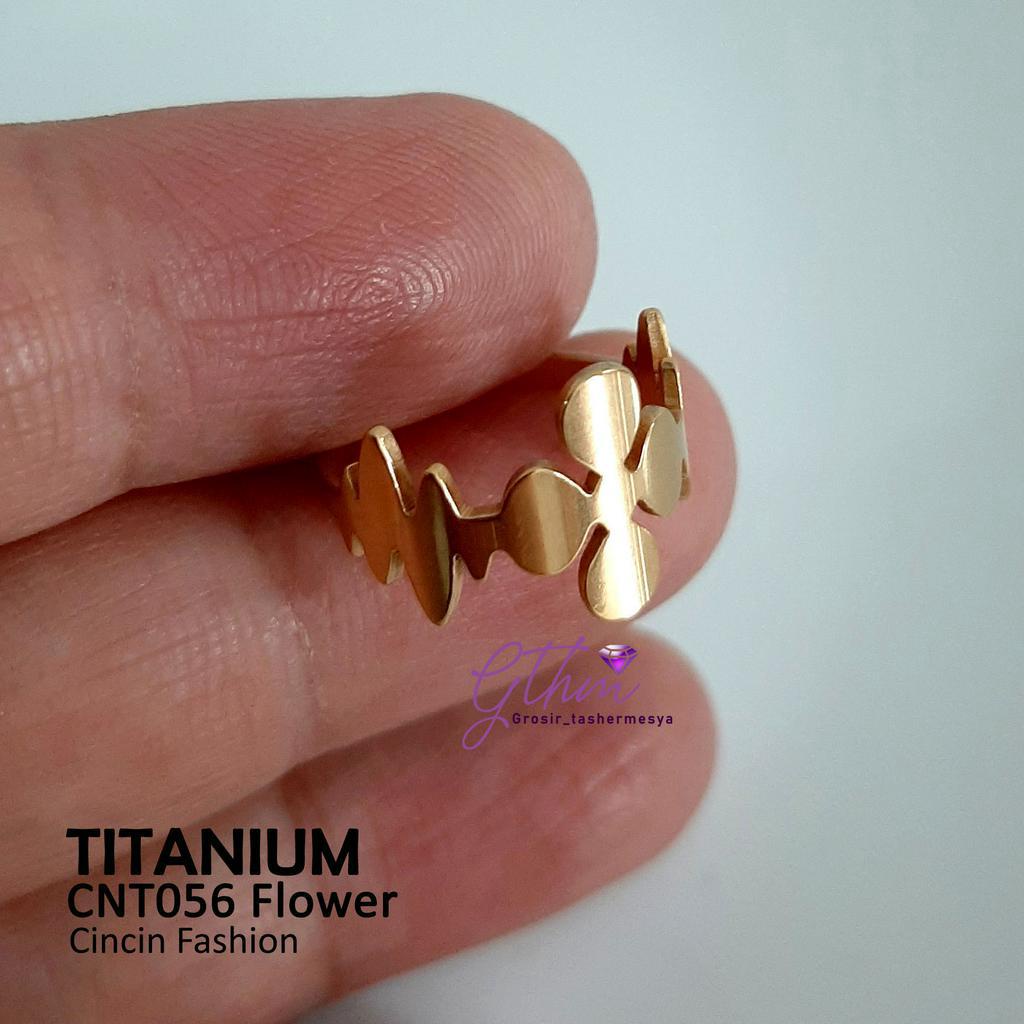 cincin titanium cnt056 motif bunga clover