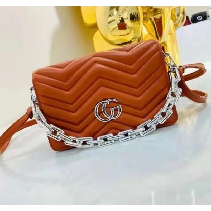 

Kode: ELJ 5422IDR : 136 rbBahan : Kulit PUukuran: 14 x 22 x 7 cm