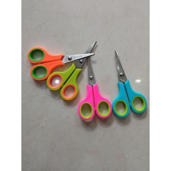 

GUNTING KECIL MEREK BOSSCO WARNA