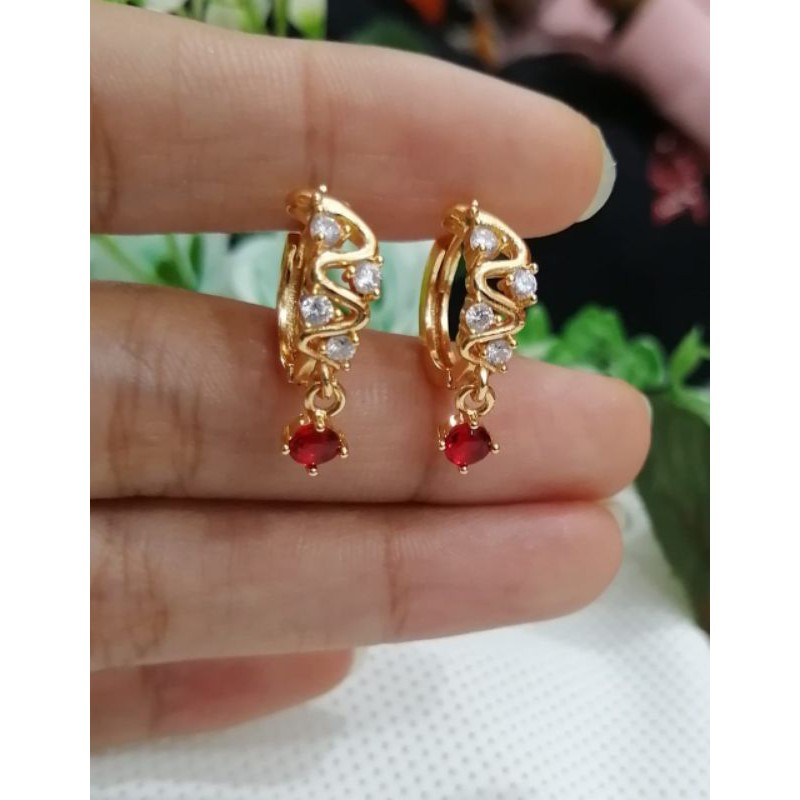 Anting wanita Titanium gold banyak pilihan model dan bentuk nya termurah