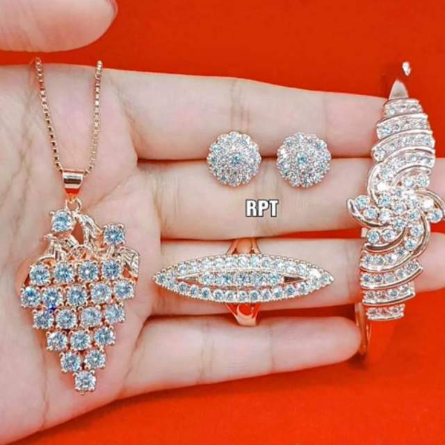 PERHIASAN REPLIKA BERLIAN MEDAN/TURA MEDAN