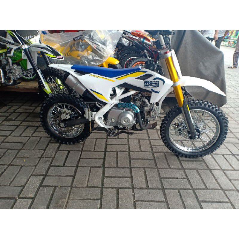 MOTOR MEDIUM TRAIL HUQYS VARNA MESIN 4 TAK 110 CC METIC - MAINAN MOTOR CROSS ANAK