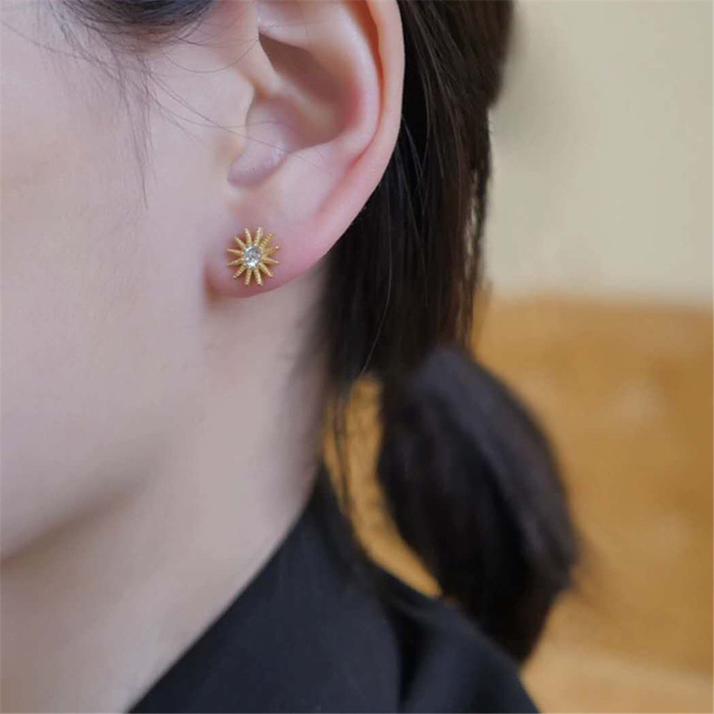 (Aaoottuuoo5.Id) Anting Tusuk Gantung Asimetris Desain Matahari / Bulan Gaya Retro / Elegan Untuk Wanita