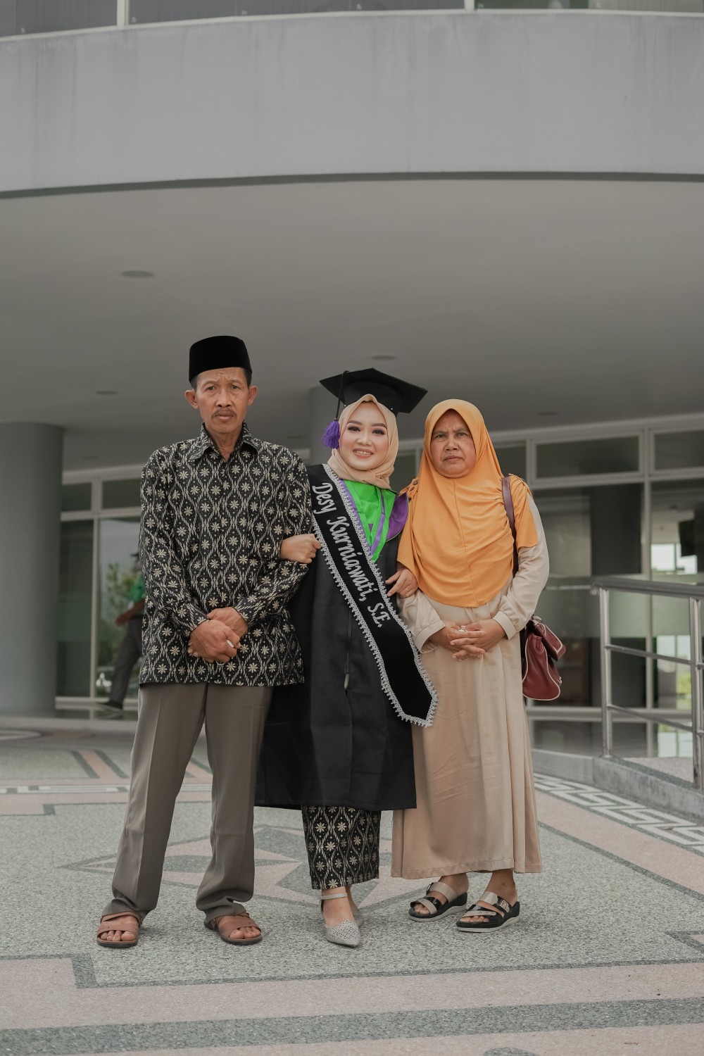 Couple Kebaya Rok Kemeja Motif Pradaa Gold