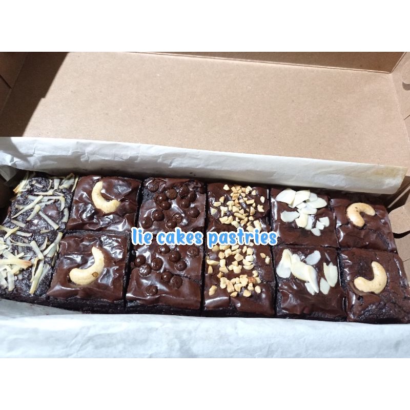 

BEST SELLER BROWNIES FUDGY LIELIECAKES