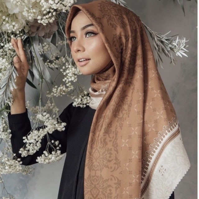 ANGGREK SCARF WEARING KLAMBY