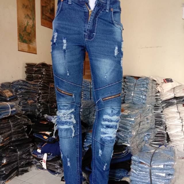 

Celana pensil model sobek