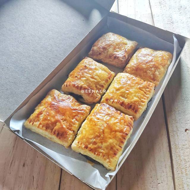 

Mini puff pastry chocolate banana tuna strudel