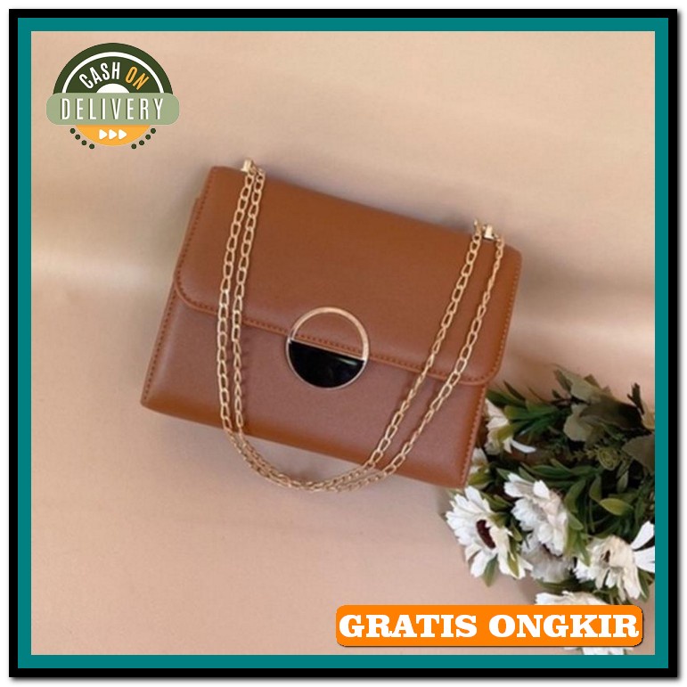 Tas Selempang Polos Hitam Motif Segitiga Opte Tali Panjang Rantai Emas Tas Selempang Wanita / Hand
