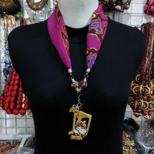 

Kalung Wayang Kayu Lukis