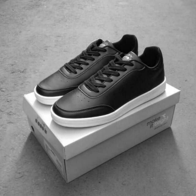 Sepatu diadora givano