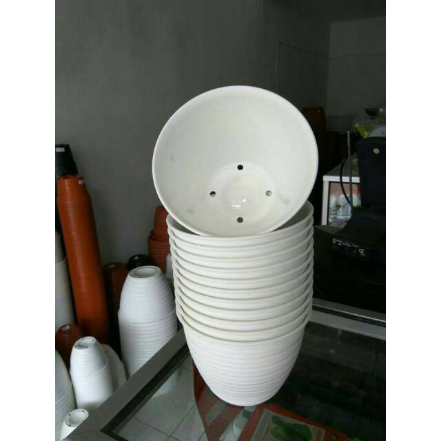 Pot tanaman model tawon putih 21 cm warna putih