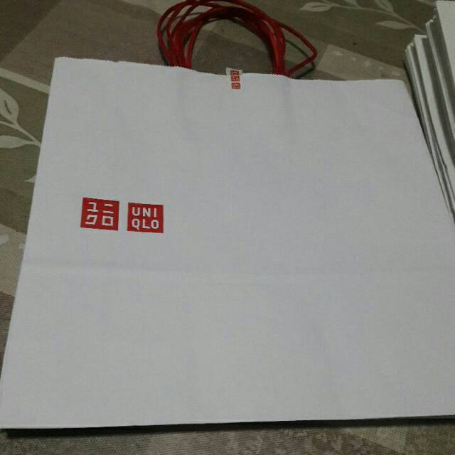 Paper bag starbucks and uniqlo