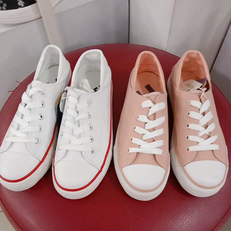 Sepatu kanvas wanita