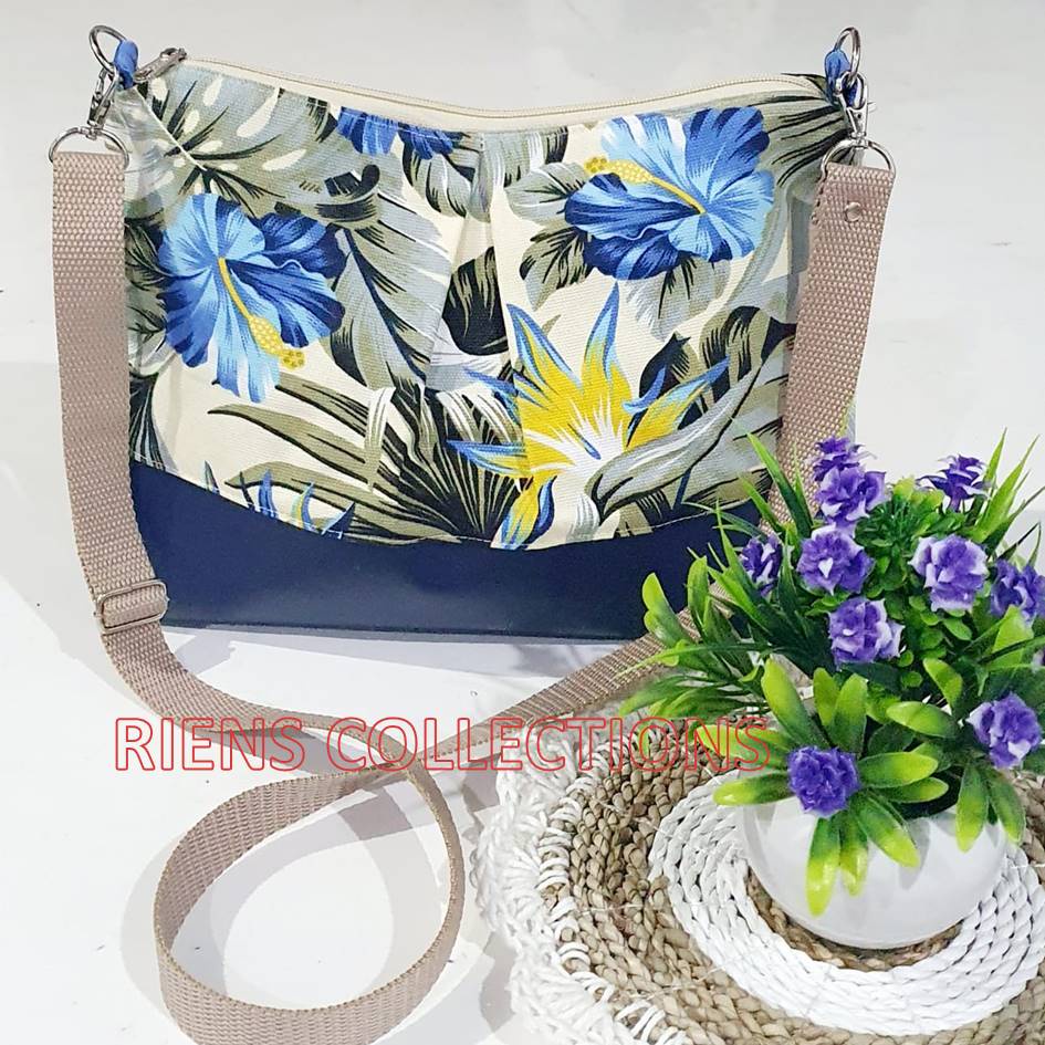 TAS SELEMPANG LIPIT MOTIF BUNGA SEPATU BIRU. TAS KANVAS. TAS VINIL. Riens Collections