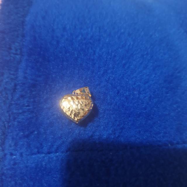Liontin emas love ukir