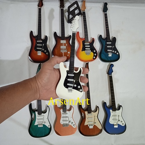 Miniatur Gitar Elektrik Model Fender Bahan Kayu Free Dudukan/Stand Holder Tinggi Gitar 25 cm Warna Bisa Pilih