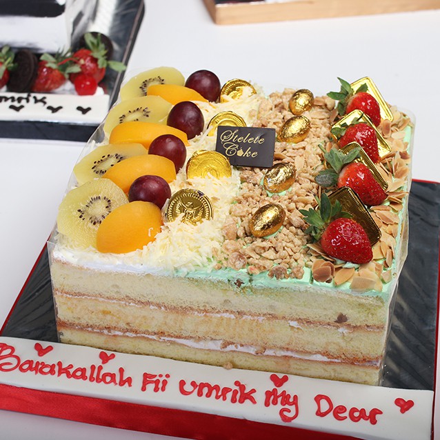

Kue Ulang Tahun / Birthday Cake 20 x 20 cm / Fruit Cake