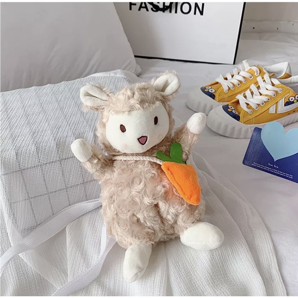 Tas Selempang Wanita Bulu Boneka Motif SHEEP EAT CARROT Karakter Hewan DOMBA MAKAN WORTEL Gemoy Peluk Imut Lucu Uwu Omo Omo Kiyowok Merangkul Korean Style K-POP