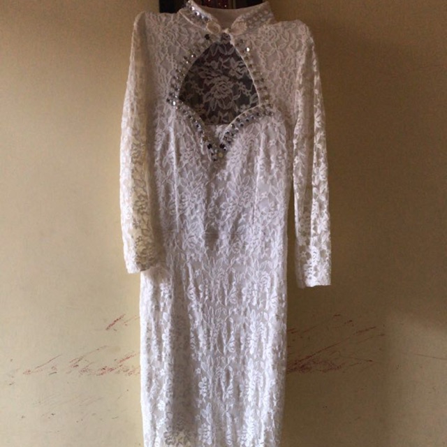 Dress pesta warna putih brukat