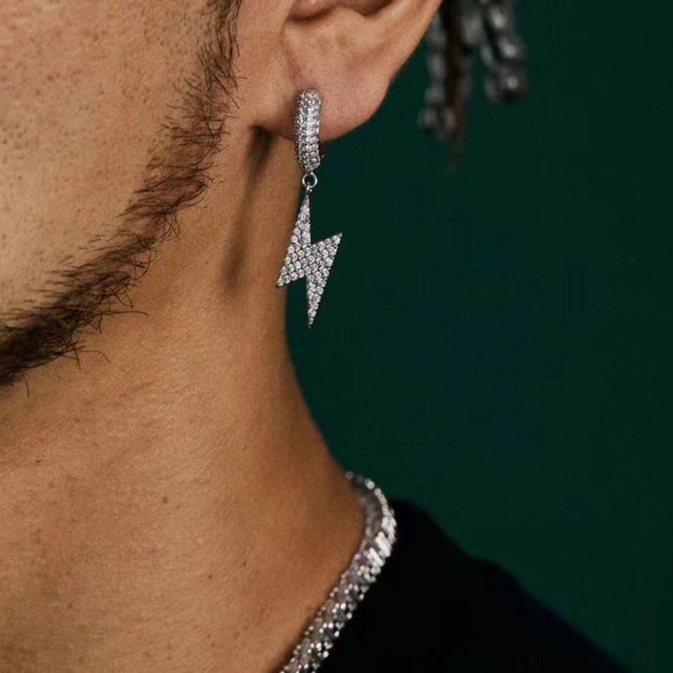 Anting Hypoallergenic Desain Petir Aksen Kristal Kubik Zirkonia Warna Perak Gaya Hip Hop Untuk Pria Dan Wanita