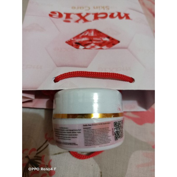 cream siang Maxie Glow ecer
