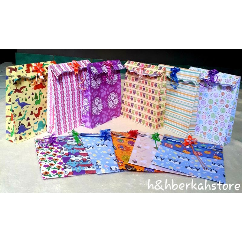 

Kertas kado instan Pita isi 12 Pcs Ukuran Sedang -+18,5x24cm Motif Random