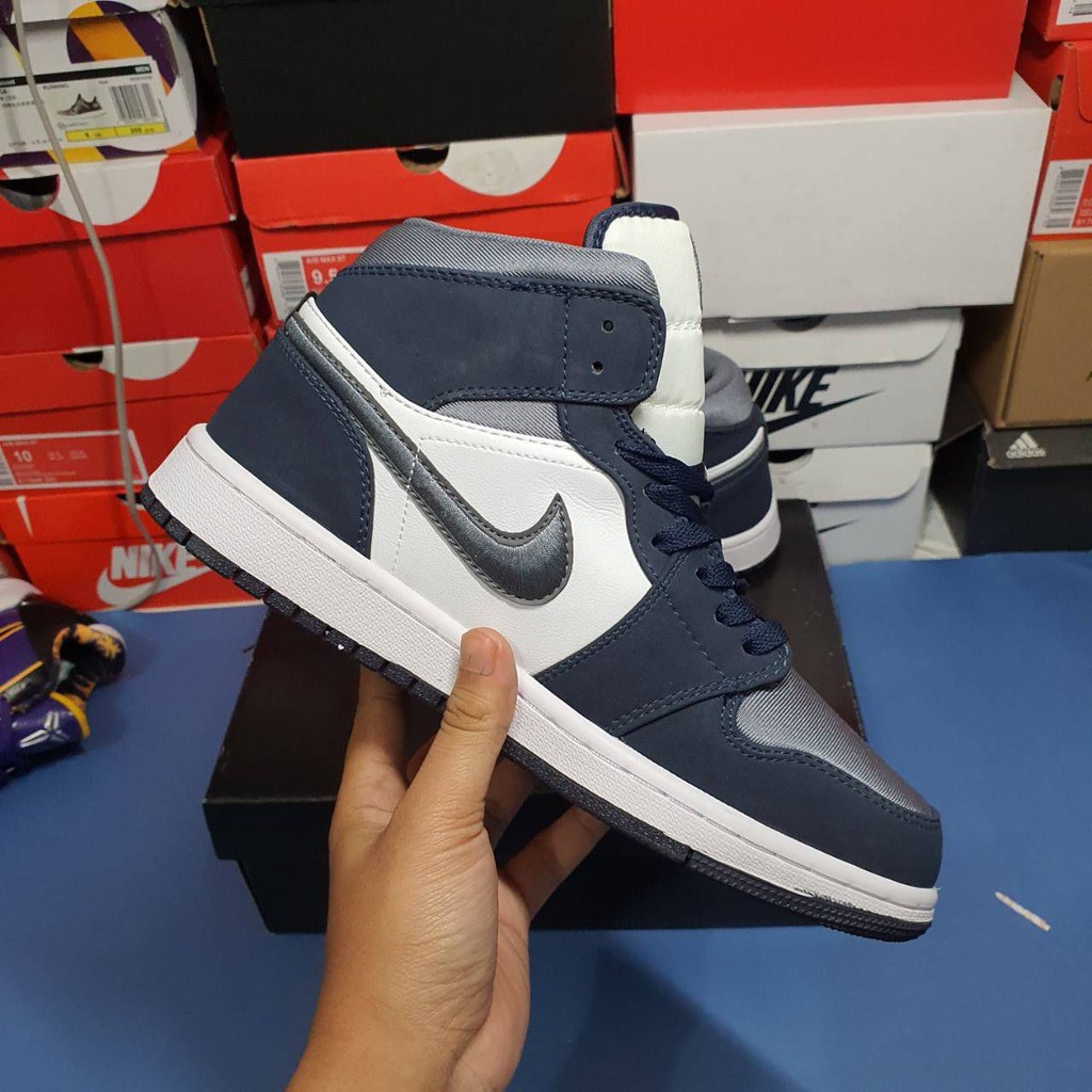 Nike Air Jordan 1 mid Satin grey