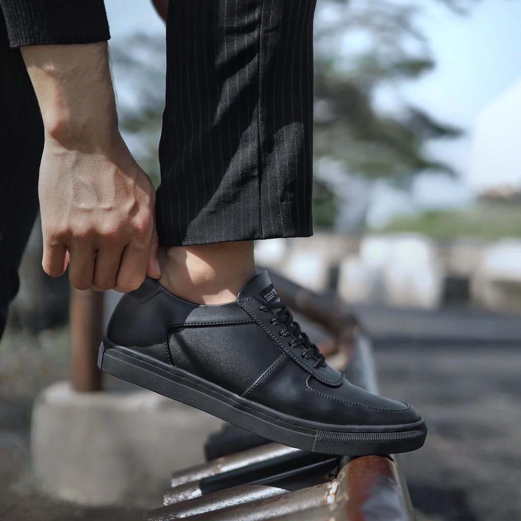 FAMO FULL BLACK ORIGINAL x REYL MAN Sepatu Sneakers Hitam Polos Pria Kets Tali Formal Casual Jalan Santai Hangout Kondangan Sekolah Kuliah Kerja Kantor Distro Fashion Semi Kulit Premium Skate Footwear Big Size Jumbo Ukuran Besar 44 Keren Terbaru Branded