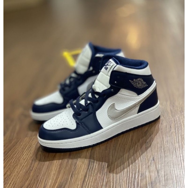 Sepatu Spatu Sneakers Sneaker Snakers Snekers Pria Wanita Import Original Hitam Putih / Sepatu Runni