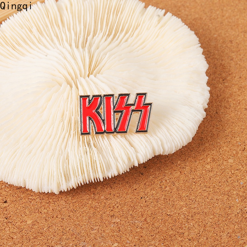 Bros Pin Enamel Desain Tulisan KISS Warna Merah Untuk Hadiah