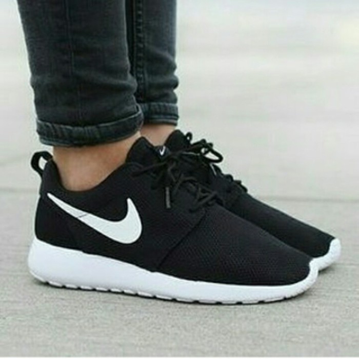 nike roshe run black white