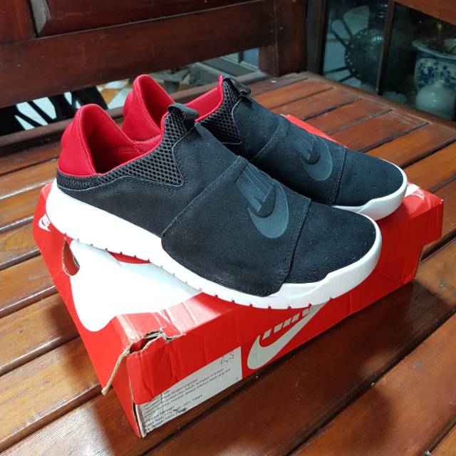 Sepatu Nike Benassi Slip on