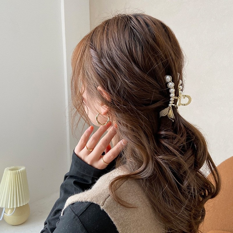 Jepit Rambut Bentuk Kupu-Kupu Aksen Mutiara Warna Emas Gaya Korea Untuk Wanita