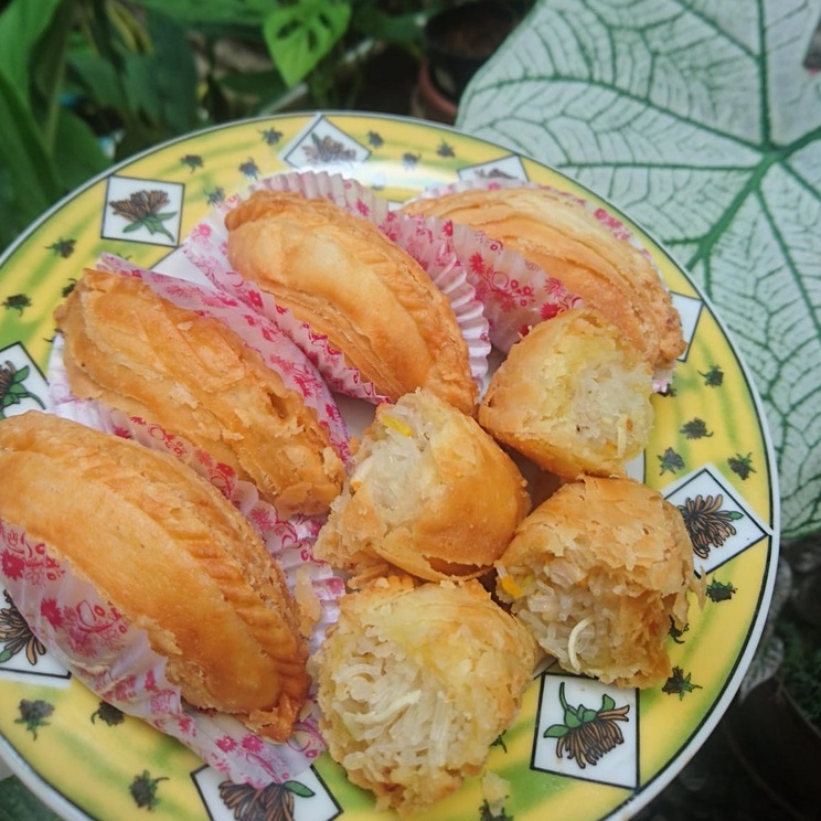 

KARIPAN PASTEL SINGAPORE ISI BIHUN AYAM FROZEN