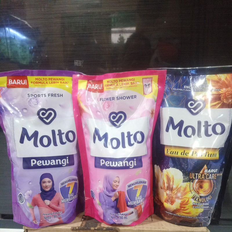 Molto Pewangi Pakaian netto 780ml