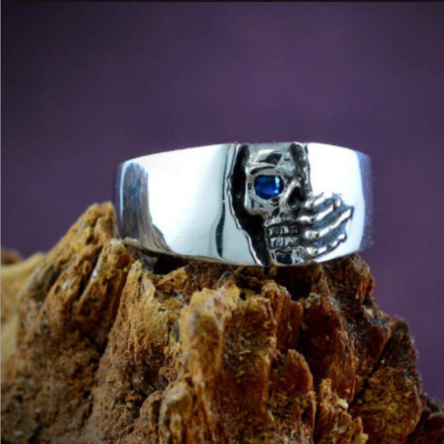 Cincin Bahan Titanium Steel Warna Silver Desain Tengkorak Hias Kristalberlian Biru Gaya Vintagepunk Untuk Pria