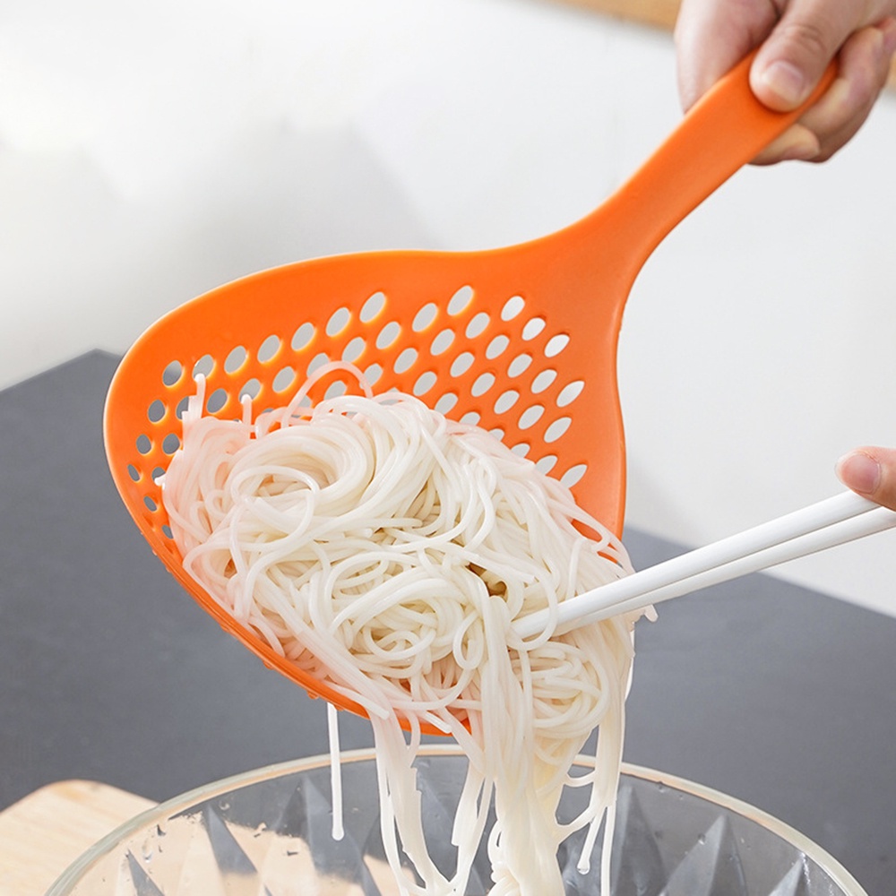 【COD Tangding】Large Slotted Kitchen Long Handle Plastic Scoop Noodles Household Hot Pot Dumplings Drain Filter Soup Spoon