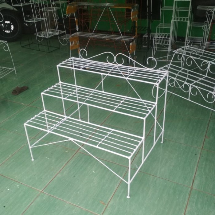 Rak Tanaman - Rak Tanaman 3 Susun Besi Bulat